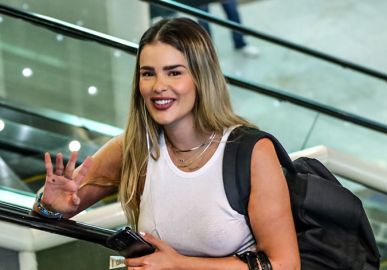 Yasmin Brunet ostenta bolsa de pouco mais de 20 mil reais durante embarque no aeroporto do Rio de Janeiro