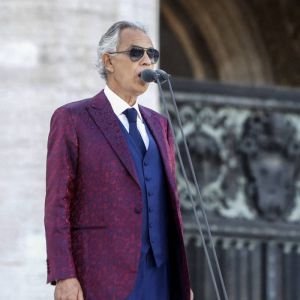 Andrea Bocelli fez <i>live</i> solidária durante pandemia de Covid-19; relembre outras ações filantrópicas do cantor