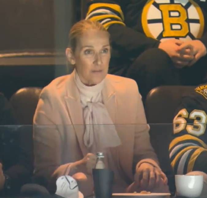 Em rara aparição e na companhia dos filhos, Céline Dion dança e toca guitarra ao som de Bon Jovi A cantora canadense marcou presença no jogo Boston Bruins contra New York Rangers na última quinta feira, dia 21