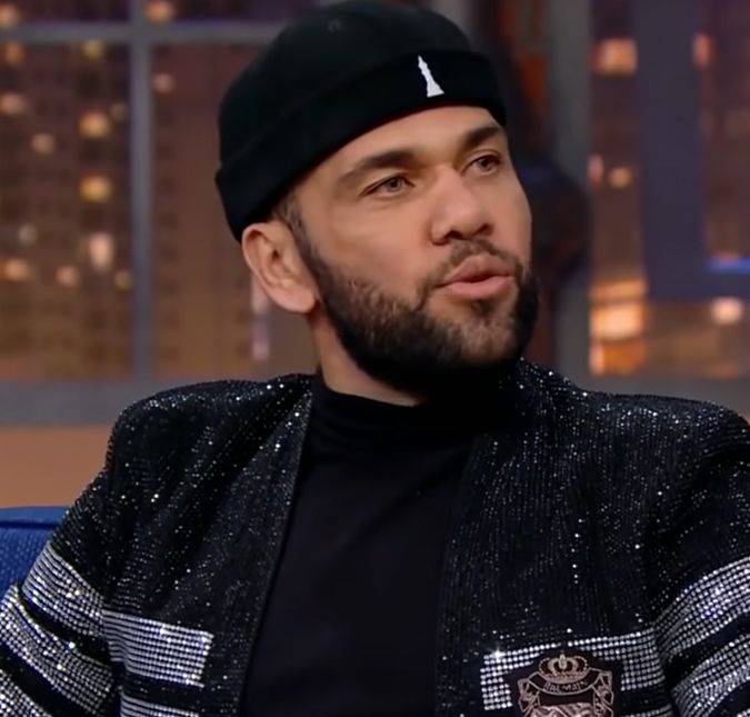 Esposa de Daniel Alves teria visitado ex-jogador de futebol após cadeia e publica foto de mãos dadas Mesmo o casal não se seguindo nas redes sociais, o romance parece estar intacto