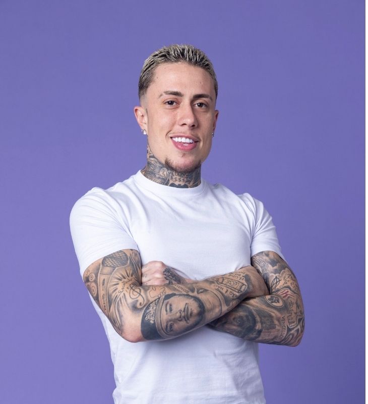 MC Daniel marca presença em <I>show</i> erótico na Grécia e mostra Anitta soltando a voz