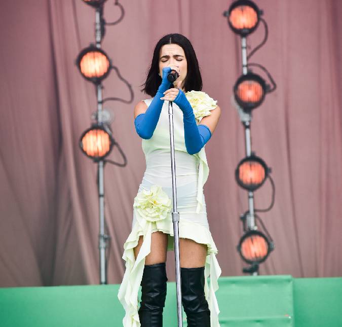 Manu Gavassi celebra Rita Lee com áudio da cantora em apresentação no Lollapalooza