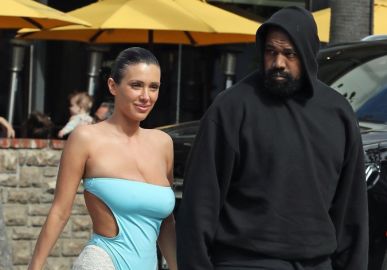 Esposa de Kanye West choca ao aparecer apenas de <i>body</i> e meia-calça rendada. Veja mais <I>looks</I> polêmicos de Bianca Censori
