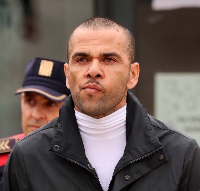 Daniel Alves se pronuncia pela primeira vez após ser solto da prisão: -A pessoa que faz o lugar O ex jogador está em liberdade provisória desde que pagou a fiança na justiça da Espanha