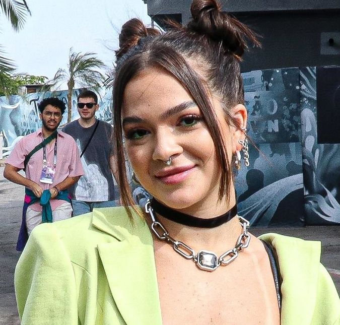 Mel Maia passa por transição capilar e rebate críticas: Sou bonita de qualquer jeito e pronto A atriz explicou que só irá alisar o cabelo se tiver algum trabalho