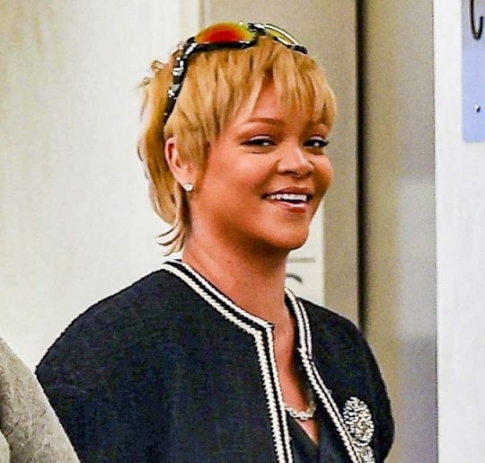 Rihanna surpreende ao aparecer com cabelo <i>pixie</i> loiríssimo. Veja mais famosas que surpreenderam ao aparecerem loiras!