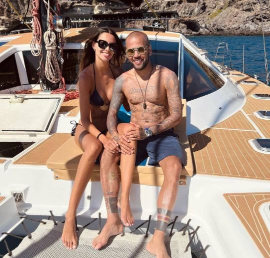 Esposa de Daniel Alves revela que está grávida após absolvição do jogador. Veja os famosos que anunciaram a gravidez em 2025!