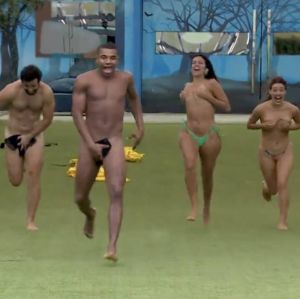 Completamente nus, Grupo Fada pula na piscina em comemoração aos 80 dias de <i>BBB24</i>