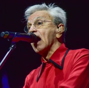 Aos 81 anos de idade, Caetano Veloso mostra rotina de treinos e faz abdominais