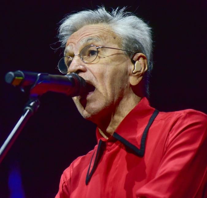 Aos 81 anos de idade, Caetano Veloso mostra rotina de treinos e faz abdominais