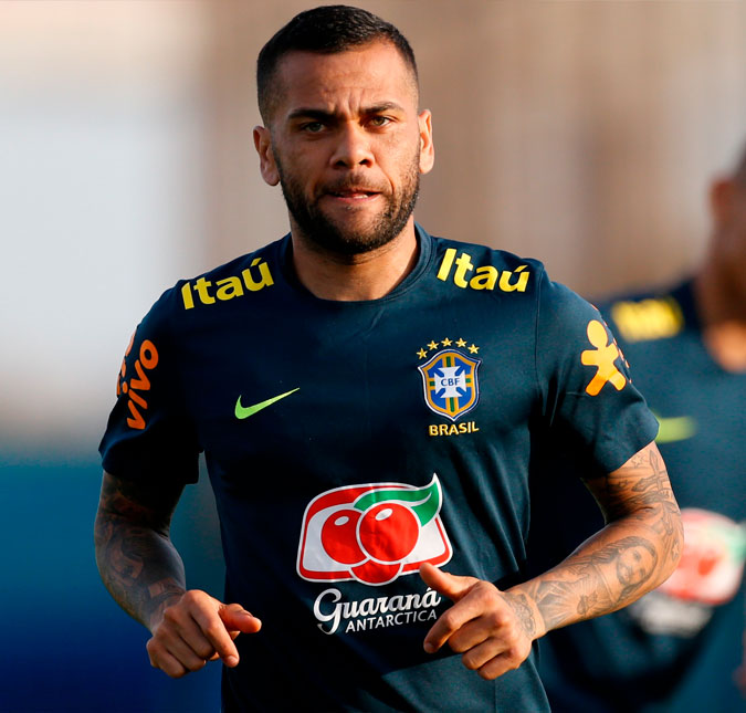 Daniel Alves faz mudanças nas redes sociais e deixa de seguir todo mundo, incluindo amigos e familiares