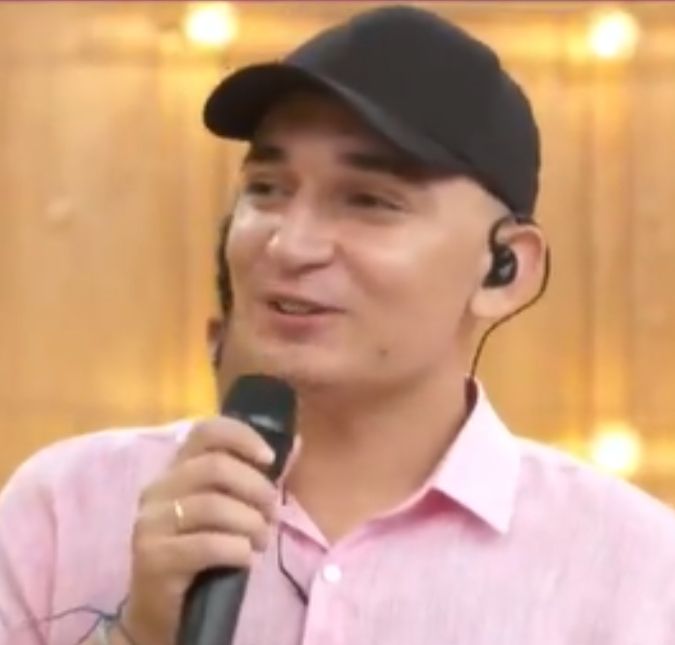 João Gomes rebate críticas após revelar que não troca as fraldas do filho: Ajudo minha esposa O cantor comentou sobre a paternidade em participação no Encontro