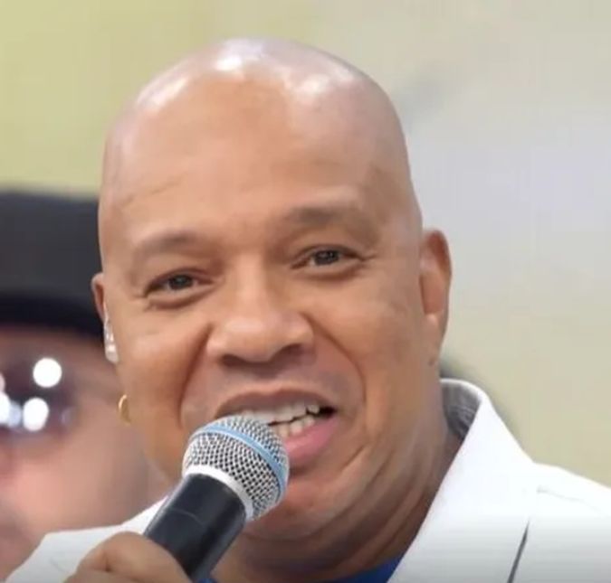 Anderson Leonardo, do Molejo, está no quarto e respira sem ajuda de aparelhos, diz boletim médico O cantor ficou na UTI tratando quadro de insuficiência renal