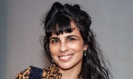 Maria Ribeiro posa ao lado de novo namorado durante casamento de Caco