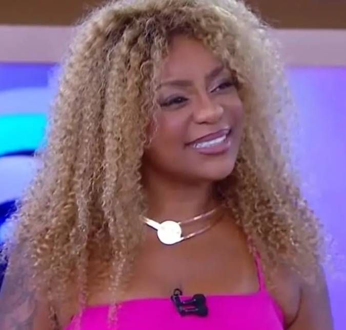 Cariúcha assina contrato com SBT e comemora: Obrigada ao Brasil A artista apresenta o Fofocalizando ao lado de Gabriel Cartolano, Gaby Cabrini e Leo Dias