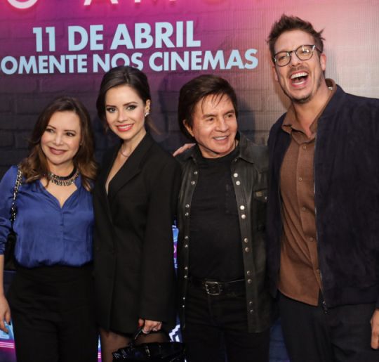 Pais de Sandy marcam presença em pré-estreia de <I>Evidências do Amor</I>, filme com a cantora