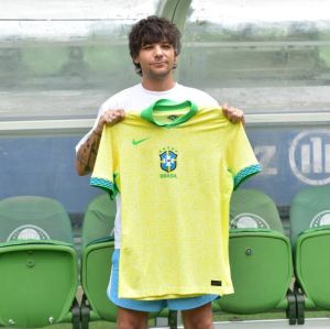 Louis Tomlinson posa com camisa do Brasil e visita estádio em que fará <i>show</i> em São Paulo