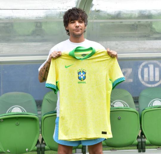 Louis Tomlinson posa com camisa do Brasil e visita estádio em que fará <i>show</i> em São Paulo