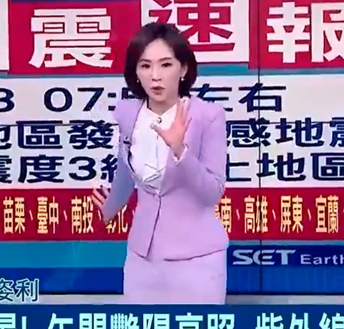 Âncora segue apresentando telejornal durante terremoto no Taiwan A jornalista precisou se apoiar no telão