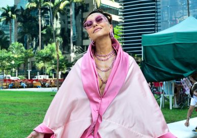 Sabrina Sato aparece vestida de vagina na Zona Sul de São Paulo