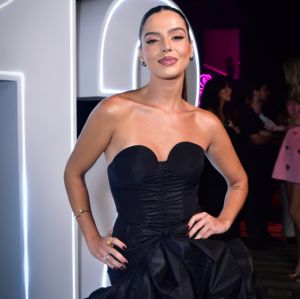 Giovanna Lancellotti exibe aliança de noivado em evento em São Paulo... Confira quem mais esteve por lá