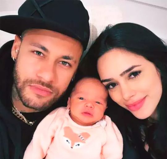 Mavie, filha de Neymar Jr. e Bruna Biancardi, teria passado por cirurgia na boca, diz colunista. Confira os momentos da pequena