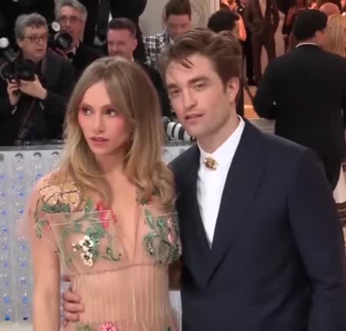 Suki Waterhouse compartilha primeira foto de seu bebê com Robert Pattinson, veja