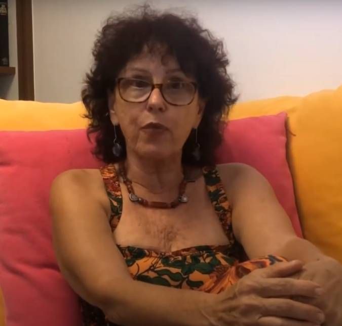 Escritora Roseana Murray perde braço e orelha após ataque de pitbulls, diz jornal Três pessoas apresentadas como tutoras dos cães foram presas em flagrante
