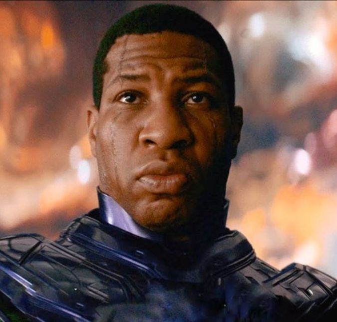 Ator da Marvel, Jonathan Majors recebe sentença de um ano de reabilitação após caso de violência O ator foi acusado pela ex namorada, Grace Jabbari