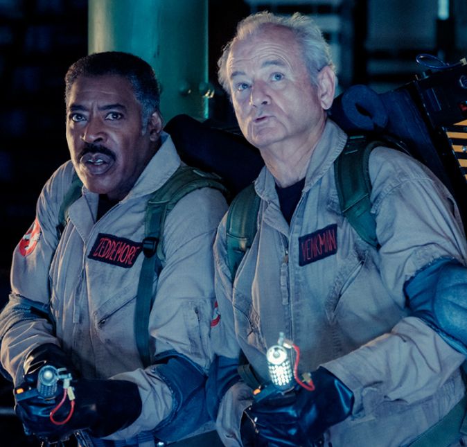 O retorno dos Caça-Fantasmas originais, sem sombra de dúvidas, é o que atrai os olhos dos fãs para o novo longa. Usado como uma espécie de muleta nostálgica, o roteiro não economiza referências dos primeiros filmes ao resgatar icônicas piadas, fantasmas já conhecidos - como o querido Geleia, antigos objetos e a volta de personagens secundários, como a secretária Janine Melnitz. Contudo, o projeto aposta demais nos clichês, nas tomadas de decisões simples e personagens com pouca profundidade, fazendo com que o rumo da história seja previsível. O retorno dos Caça-Fantasmas originais, sem sombra de dúvidas, é o que atrai os olhos dos fãs para o novo longa. Usado como uma espécie de muleta nostálgica, o roteiro não economiza referências dos primeiros filmes ao resgatar icônicas piadas, fantasmas já conhecidos - como o querido Geleia, antigos objetos e a volta de personagens secundários, como a secretária Janine Melnitz. Contudo, o projeto aposta demais nos clichês, nas tomadas de decisões simples e personagens com pouca profundidade, fazendo com que o rumo da história seja previsível.