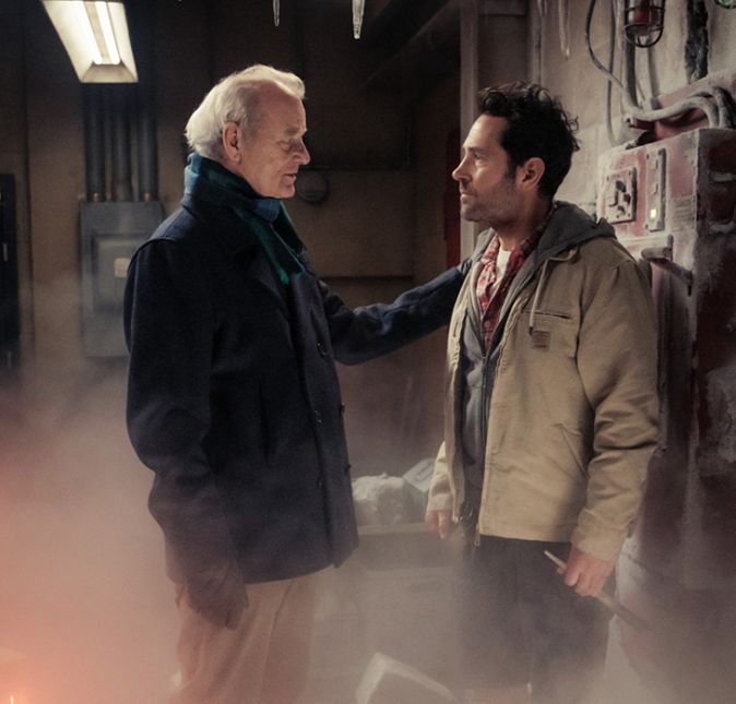 Já ouviu falar naquela famosa frase do poeta Robert Frost: Alguns dizem que o mundo acabará em fogo. Outros dizem em gelo. Fico com quem prefere o fogo. Mas, se tivesse de perecer duas vezes, acho que conheço o bastante do ódio para saber que a ruína pelo gelo também seria ótima e bastaria? Pois bem. O enredo de Ghostbusters: Apocalipse de Gelo é todo embasado nesta citação que você acabou de ler: FOGO X GELO. Em pleno verão norte-americano, Nova York é congelada por um ser místico e necessita da ajuda dos Ghostbusters para ser salva. O filme marca justamente o retorno do elenco original, que vai trabalhar pela primeira vez com a família Spengler para enfrentar o temível vilão Garraka, um fantasma milenar que ameaça o mundo com uma nova Era do Gelo. Já ouviu falar naquela famosa frase do poeta Robert Frost: Alguns dizem que o mundo acabará em fogo. Outros dizem em gelo. Fico com quem prefere o fogo. Mas, se tivesse de perecer duas vezes, acho que conheço o bastante do ódio para saber que a ruína pelo gelo também seria ótima e bastaria? Pois bem. O enredo de Ghostbusters: Apocalipse de Gelo é todo embasado nesta citação que você acabou de ler: FOGO X GELO. Em pleno verão norte-americano, Nova York é congelada por um ser místico e necessita da ajuda dos Ghostbusters para ser salva. O filme marca justamente o retorno do elenco original, que vai trabalhar pela primeira vez com a família Spengler para enfrentar o temível vilão Garraka, um fantasma milenar que ameaça o mundo com uma nova Era do Gelo.