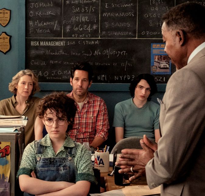 Em paralelo ao trabalho sobrenatural, vemos a família Spengler se instalando na icônica estação de bombeiros e enfrentando problemas mundanos, como a jornada de autodescobrimento de Phoebe, que tem apenas 15 anos de idade e, pelas leis de Nova York, não pode fazer parte dos Caça-Fantasmas pelo o fato de ainda não ter atingido a maioridade mesmo se mostrando o cérebro do grupo. Em paralelo ao trabalho sobrenatural, vemos a família Spengler se instalando na icônica estação de bombeiros e enfrentando problemas mundanos, como a jornada de autodescobrimento de Phoebe, que tem apenas 15 anos de idade e, pelas leis de Nova York, não pode fazer parte dos Caça-Fantasmas pelo o fato de ainda não ter atingido a maioridade mesmo se mostrando o cérebro do grupo.