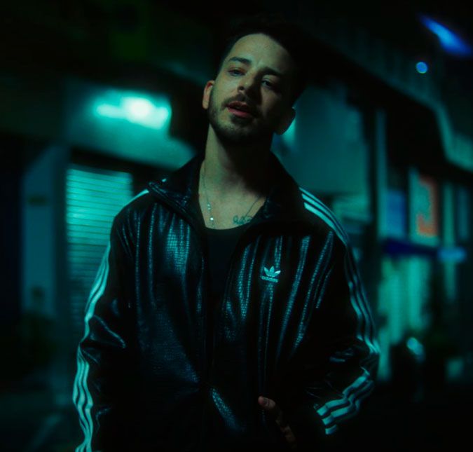 Junior Lima celebra 40 anos de idade com o lançamento do videoclipe de Seus Planos; assista O cantor entregou uma super produção