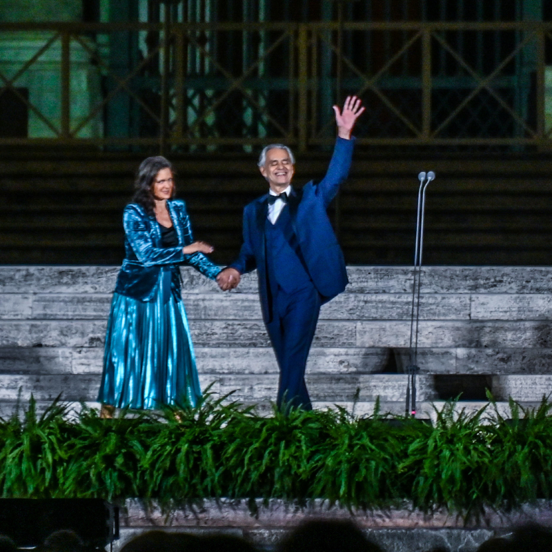 Seu palco é o mundo! Veja os lugares mais lindos em que Andrea Bocelli já cantou