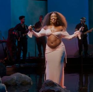 Cantora IZA mostra barriga em <i>live</i> e celebra gravidez de primeiro filho: <i>- Momento de luz</i>