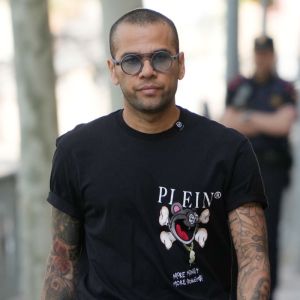 Em liberdade provisória, Daniel Alves se apresenta novamente em tribunal na Espanha