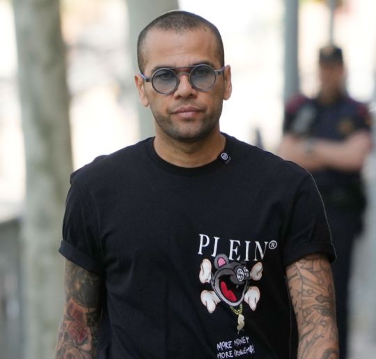 Em liberdade provisória, Daniel Alves se apresenta novamente em tribunal na Espanha