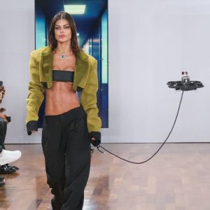 Vitória Strada leva drone para passear em desfile futurista da Forca Studio na <i>SPFW N57</i>