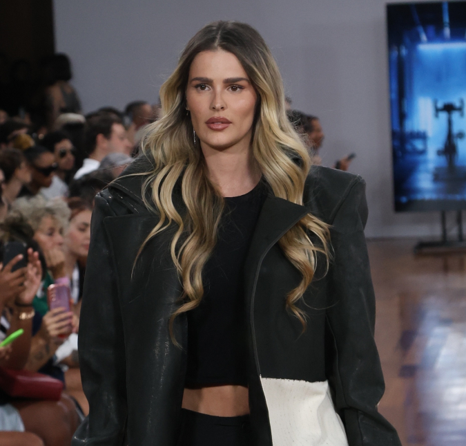 Após 11 anos longe das passarelas do <I>SPFW</I>, Yasmin Brunet volta a desfilar e revela não ter avisado a mãe: <I>- Foi uma loucura</I>