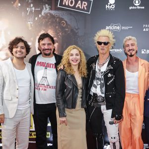 Johnny Massaro e elenco de <i>Aumenta que é Rock'n'Roll</i> recebem famosos em pré-estreia do filme