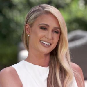 Paris Hilton revela que usou prótese de barriga enquanto filhos eram gerados por barriga solidária