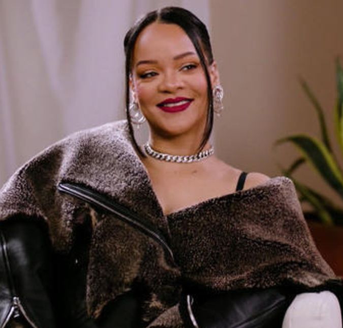 Rihanna explica mudança de estilo e revela seus arrependimentos na moda: - Eu fiz isso mesmo? A cantora reagiu aos looks transparentes que já usou