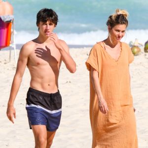 Em aparição rara, filho mais novo de Carolina Dieckmann é visto aproveitando dia de praia com a mãe