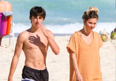Em aparição rara, filho mais novo de Carolina Dieckmann é visto aproveitando dia de praia com a mãe
