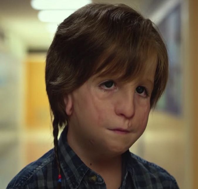 Mesmo muito novo, Jacob Tremblay já estrelou duas adaptações nas telonas! Além de O Quarto de Jack, ele já fez o sucesso Extraordinário. O filme emociona qualquer um e tem uma linda mensagem sobre autoconfiança, críticas ao capacitismo e é bem educativo para crianças. Mesmo muito novo, Jacob Tremblay já estrelou duas adaptações nas telonas! Além de O Quarto de Jack, ele já fez o sucesso Extraordinário. O filme emociona qualquer um e tem uma linda mensagem sobre autoconfiança, críticas ao capacitismo e é bem educativo para crianças.