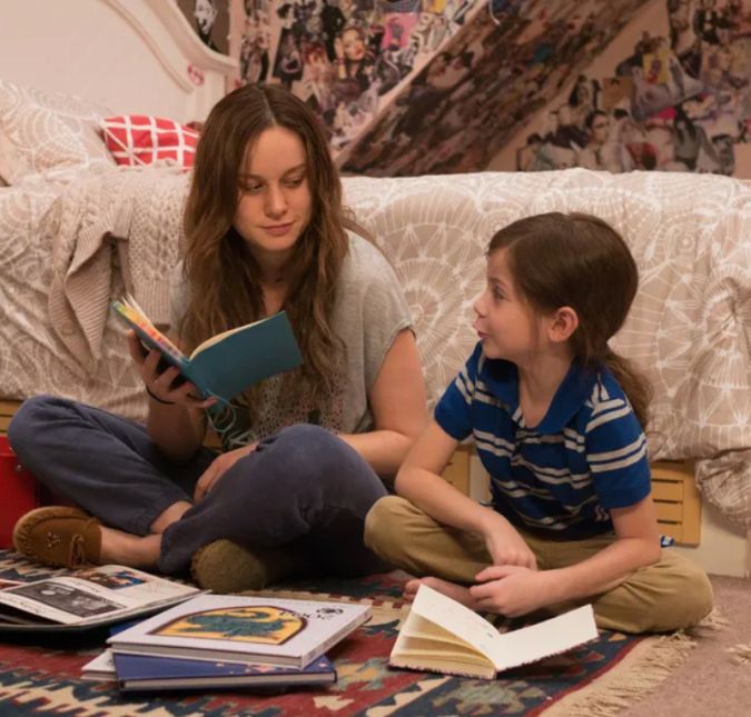 Você sabia que Brie Larson, que ficou muito conhecida por interpretar a Capitã Marvel no universo dos super-heróis, também já fez uma adaptação de livros? No emocionante O Quarto de Jack, a atriz incorpora Ma, ao lado de Jacob Tremblay, que interpreta seu filho, o pequeno Jack Newsome. Você sabia que Brie Larson, que ficou muito conhecida por interpretar a Capitã Marvel no universo dos super-heróis, também já fez uma adaptação de livros? No emocionante O Quarto de Jack, a atriz incorpora Ma, ao lado de Jacob Tremblay, que interpreta seu filho, o pequeno Jack Newsome.