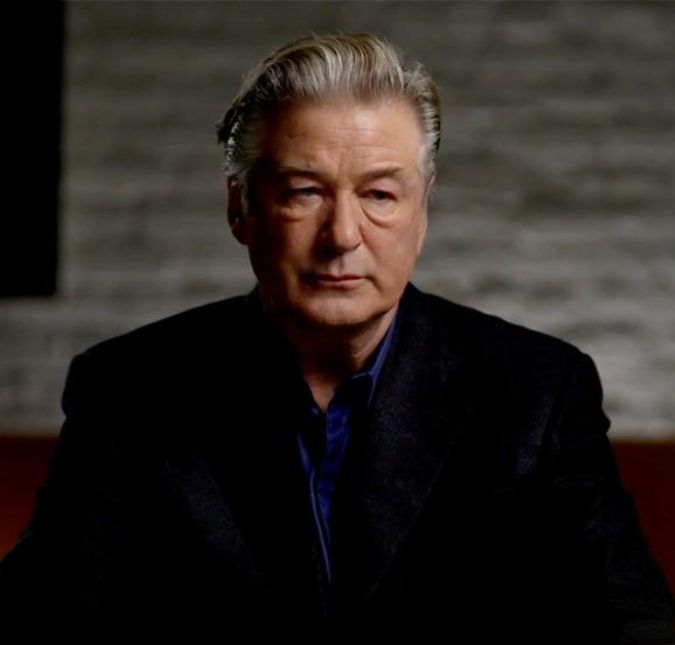 Alec Baldwin perde paciência dá pancada em celular de mulher após chamá-lo de criminoso O ator matou acidentalmente uma diretora de fotografia durante as filmagens de um filme