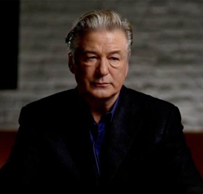 Alec Baldwin perde paciência e dá pancada em celular de mulher após chamá-lo de criminoso