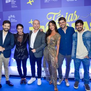 Elenco do filme <i>Férias Trocadas</i> recebe famosos em pré-estreia em São Paulo