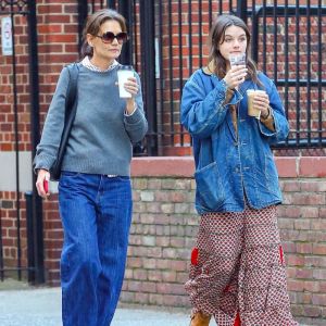 Após completar 18 anos, Suri Cruise aparece ao lado da mãe. Relembre os melhores momentos de Katie Holmes com a filha